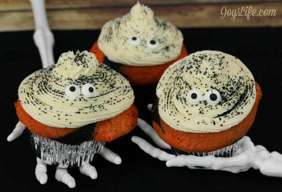 Perfect Halloween Food! Black & Orange Swirled TruMoo Orange Scream Cupcakes #HalloweenFood #TruMooTreats #ad