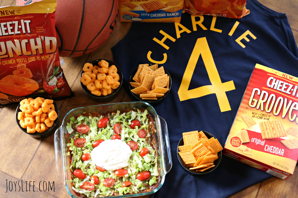 DIY Basketball Team Shirts & Big Game Layered Dip Recipe #BigGameSnacks #Ad @Walmart  #CRUNCHD