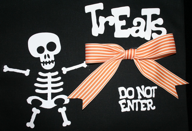 Halloween Vinyl Decorated Trick or Treat Bag – GIVE AWAY