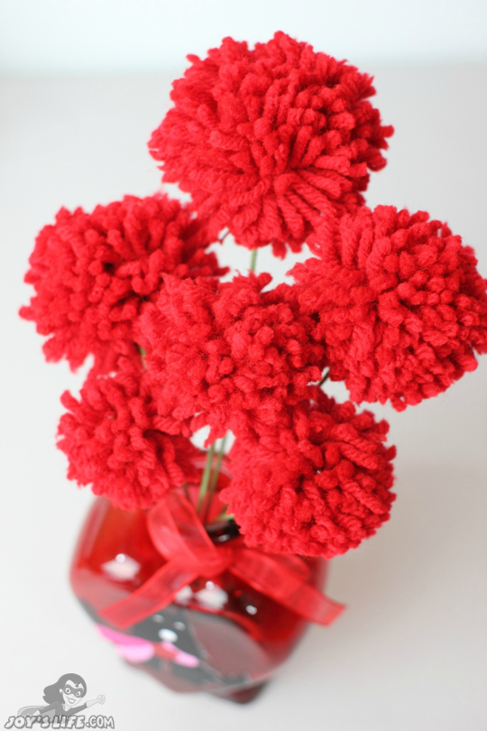 How to Make Pom Pom Flowers at www.joyslife.com