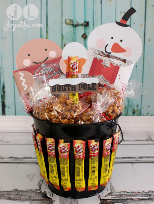 North Pole Gift Basket and Gingerbread Popcorn Recipe #EasyGifts #shop #MyKindofHoliday #cbias #popcorn #HotChocolate
