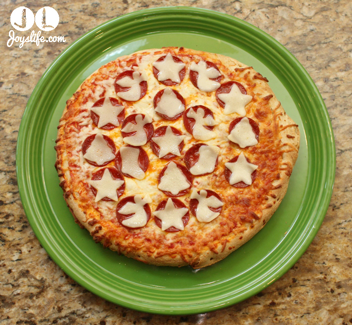 Holiday Decorated Digiorno Pizza #PlanAhead, #shop, #cbias