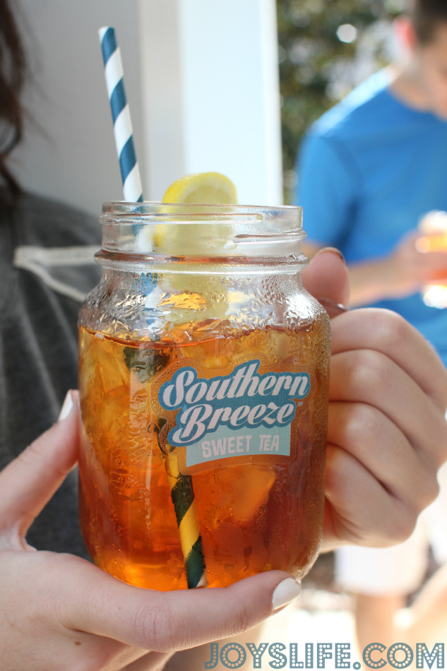 Southern Breeze Sweet Tea Glass Mason Jar with Lid & Straw