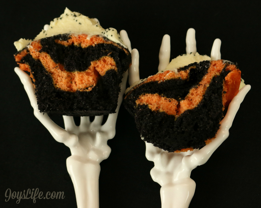 Perfect Halloween Food! Black & Orange Swirled TruMoo Orange Scream Cupcakes #HalloweenFood #TruMooTreats #ad