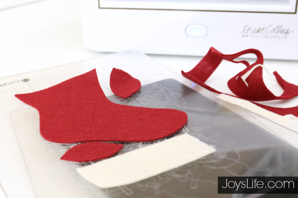 How to Make No Sew Felt Ornaments #CutNBoss #Craftwell #Christmas #NoSew #Felt #Ornaments