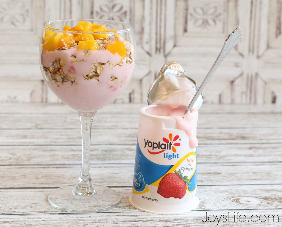 Strawberry Mango Toasted Oat 150 calorie Yoplait Yogurt Parfait #150calories #snackhack #sp