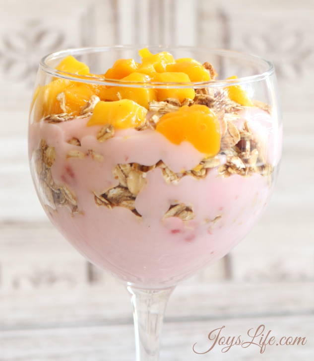 Strawberry Mango Toasted Oat 150 calorie Yoplait Yogurt Parfait #150calories #snackhack #sp