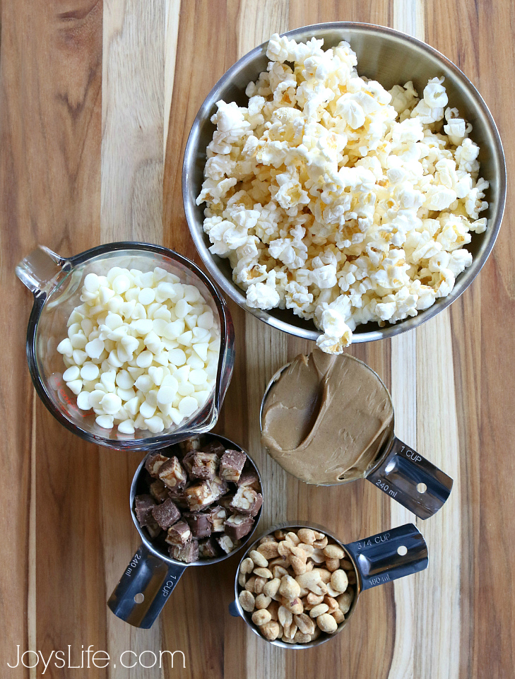 Easy SNICKERS® Popcorn Recipe for the Big Game #BigGameTreats #Ad