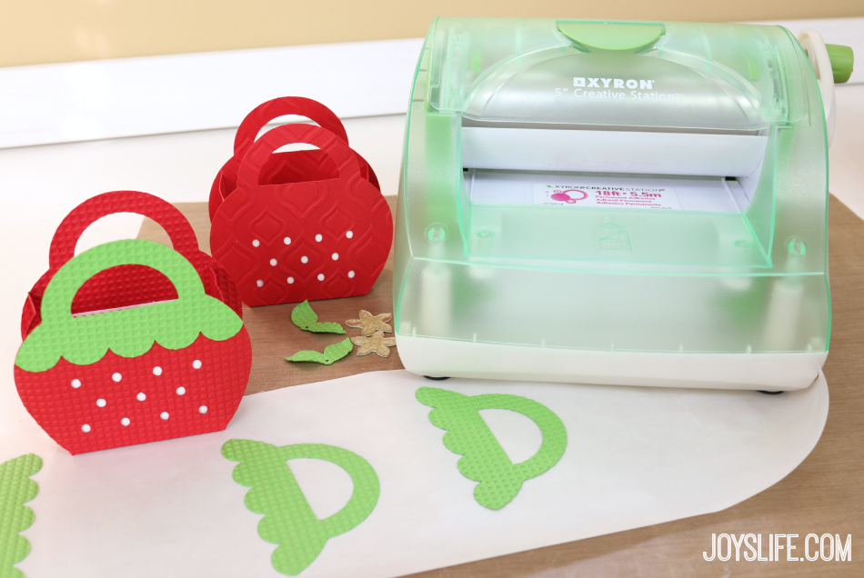 Strawberry Treat Boxes #SilhouetteCameo #EpiphanyCrafts #Xyron