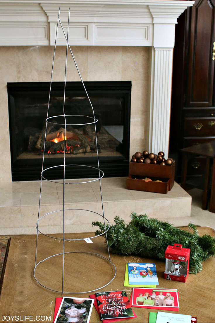 How to Make a Tomato Cage Christmas Tree Card Holder / JoysLife.com