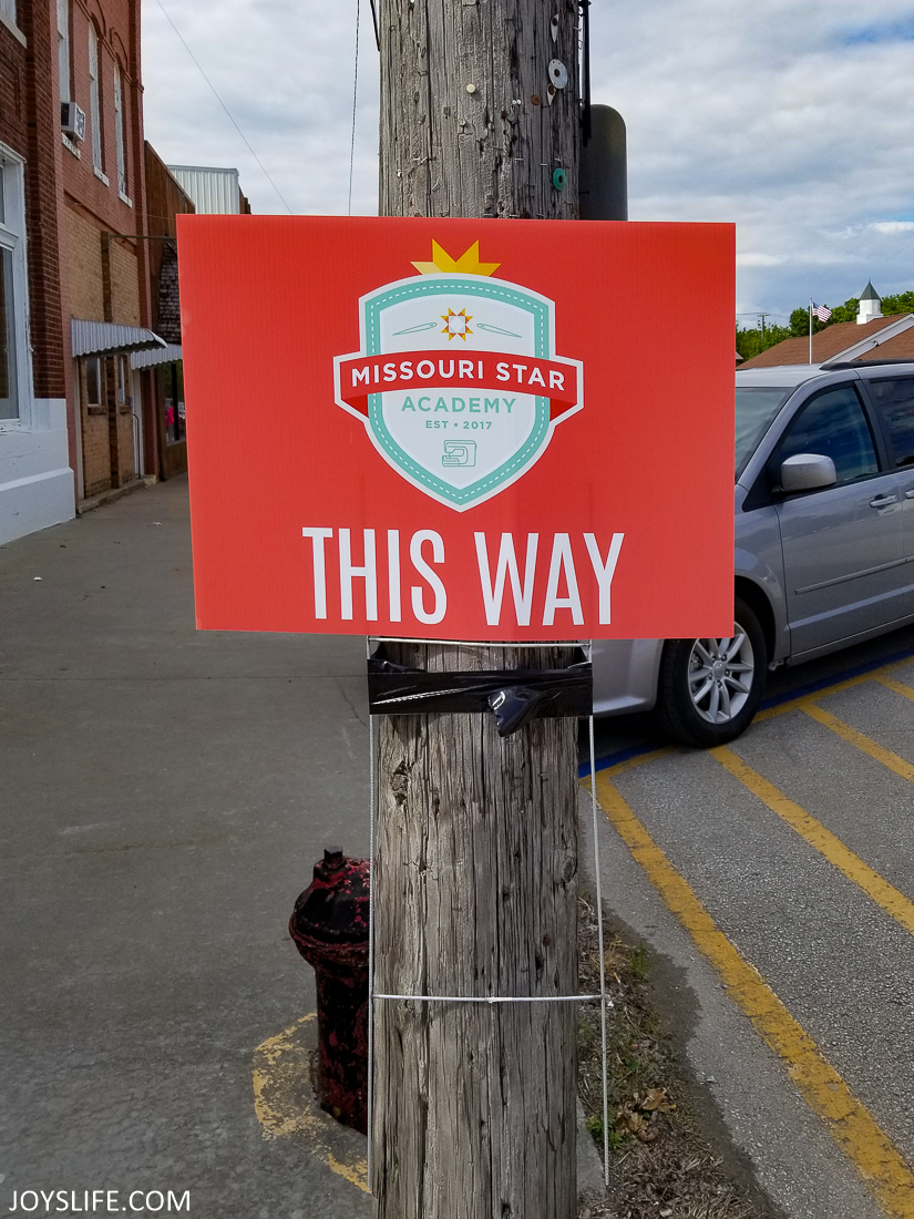 Missouri Star Academy This Way Sign 2017