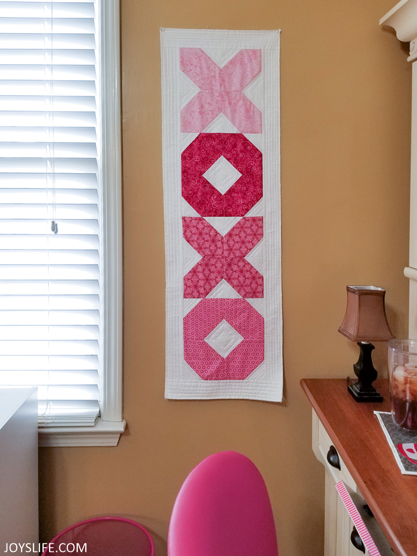 XOXO tablerunner wall hanging 