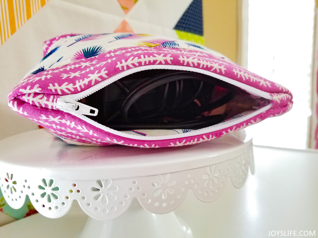 Cricut Maker arrow feather bag open #cricutmaker #cricut #zipperbag #sewing