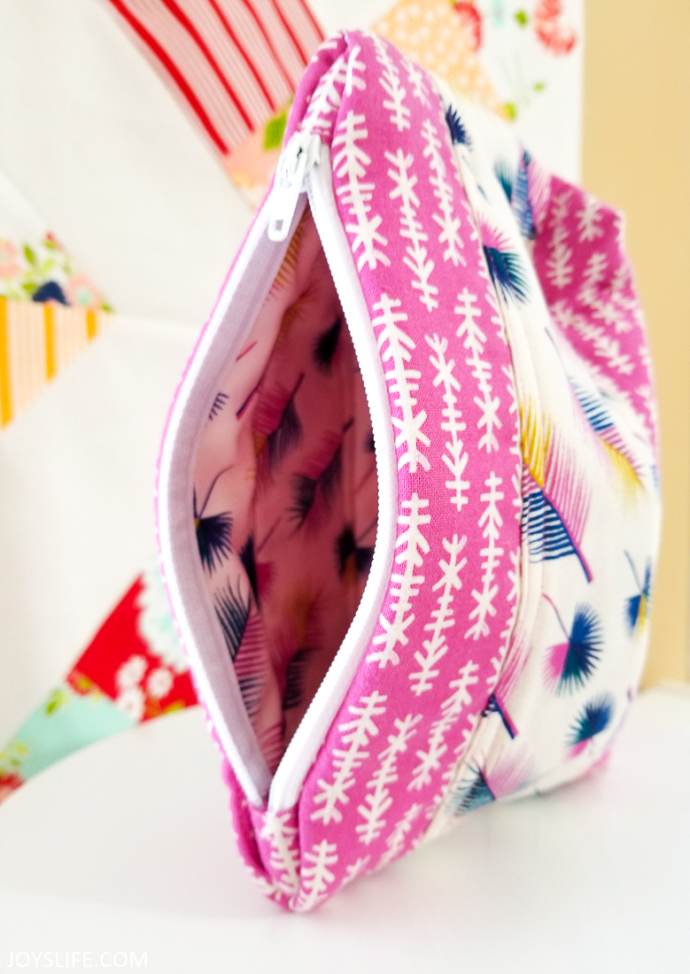 Cricut Maker arrow feather bag open right side #cricutmaker #cricut #zipperbag #sewing