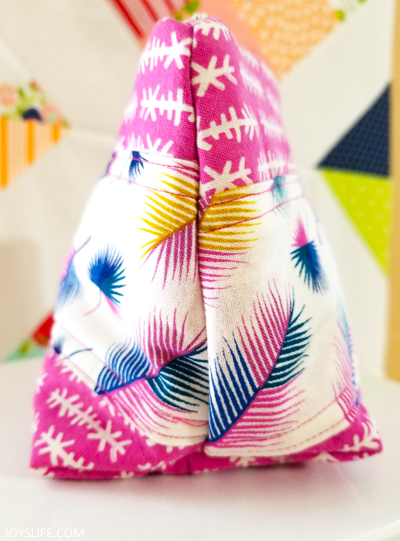 Cricut Maker arrow feather bag side end #cricutmaker #cricut #zipperbag #sewing