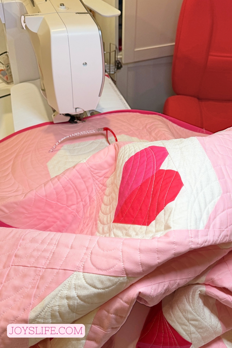 pink and red Valentine heart quilt quilting detail joyslife.com